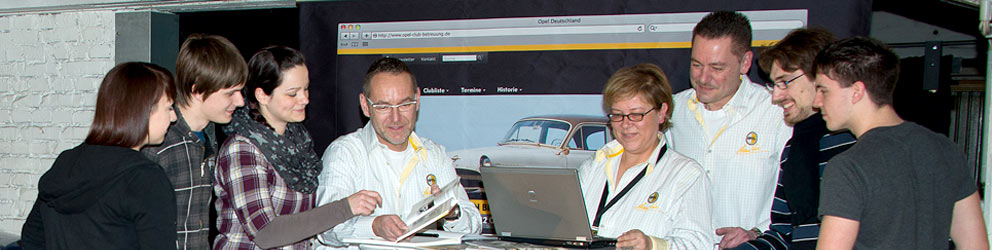 Opel Club Mitglieder bei der Anmeldung